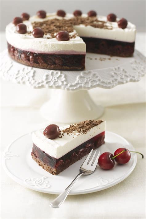 Eine kuchenform mit backpapier auslegen und die keksemasse als boden in die form drücken. Philadelphia-Torte Schwarzwälder Kirsch von Philadelphia ...