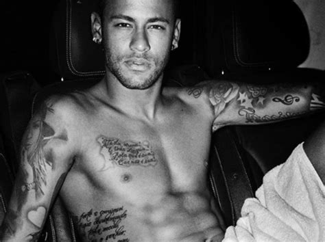 Neymar publica foto sensualizando só de toalha A Gazeta