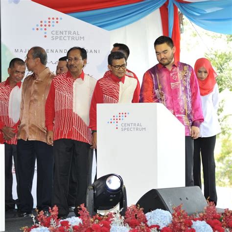 Tatkala rakyat negeri selangor sedang menadah tangan meng'amin'kan doa untuk raja muda selangor pada setiap hari jumaat, mungkin pada masa itu baginda sedang bergembira di disko dan membasah tekak dengan minuman. DYTM RAJA MUDA SELANGOR BERANGKAT KE MAJLIS MOU PEMBINAAN ...