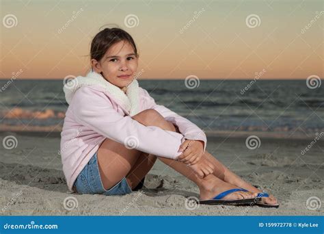 8 årig Flicka På Stranden I Dusk Arkivfoto Bild av lycka elementärt