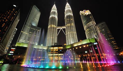 Jika anda tak takut ketinggian, tantangan berikutnya adalah. Menara Berkembar Petronas, Kuala Lumpur |MyRokan