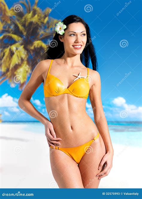 Glückliche Frau Im Bikini Auf Strand Stockfotos Bild 32575993