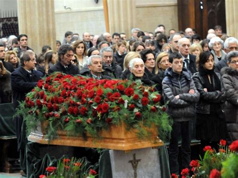 Una Folla Ai Funerali Mister Flouil Figlio Papà Ora Puoi Riposarti