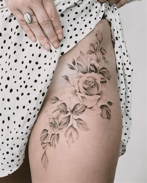 La Imagen Puede Contener Una O Varias Personas Y Primer Plano Tattoo Side Side Tattoos Body