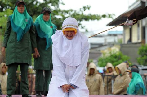Woman Caned For Breaking Islamic Law In Banda Aceh Indonesia Daily Star