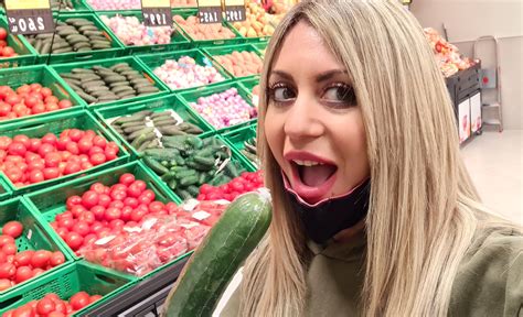 Tw Pornstars Noemi Jolie Twitter Eat Healthy Like Carla Boom 🥒🙊 Come Saludable Como Carla 6