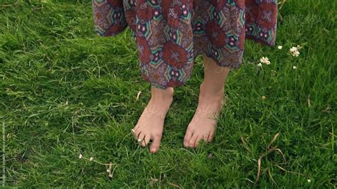 Toes In Grass Del Colaborador De Stocksy Rob And Julia Campbell