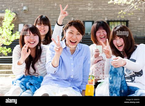 japan shukugawa alle fünf japanische teenage frauen lächeln und lachen auf betrachter peace