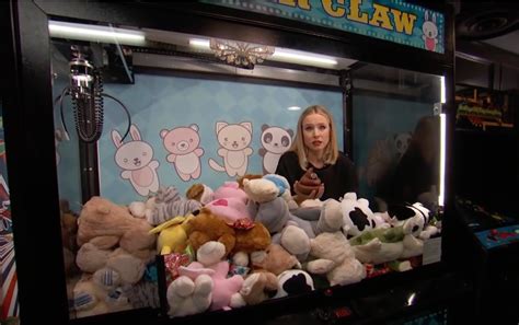 Kristen Bell Gets Trapped In A Claw Machine On Jimmy Kimmel Time