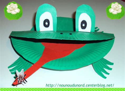 Les bonhommes accrochés à la pâte à fixe sur le mur font une déco très sympa pour sa fête d'anniversaire. Grenouille verte en assiettes carton