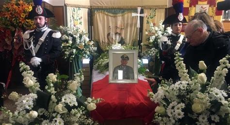 Carabiniere Ucciso Folla E Applasi Al Funerale Saracinesche Abbassate