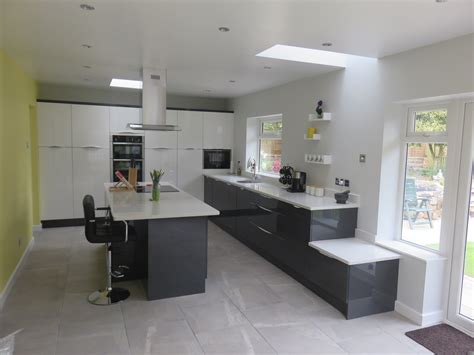 Gloss White And Anthracite Inline Kitchen With Wave Handle In