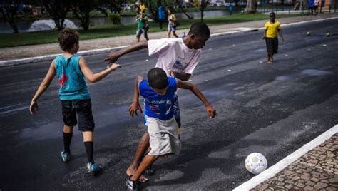 Fotos De Niños Jugando Futbol En La Calle Hay Niños