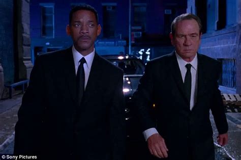 Men In Black 3 Trailer Shows Will Smith Tommy Lee Jones And Emma Thompson Daily Mail Online