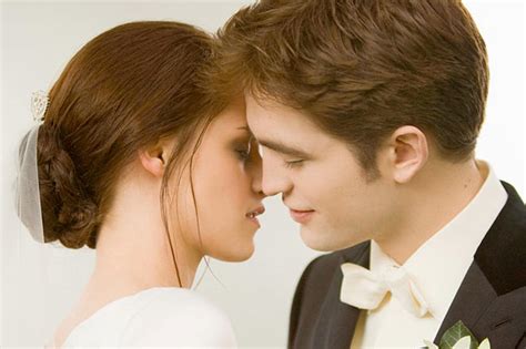 Kristen Stewart And Robert Pattinson Kissing In Breaking Dawn Part 2