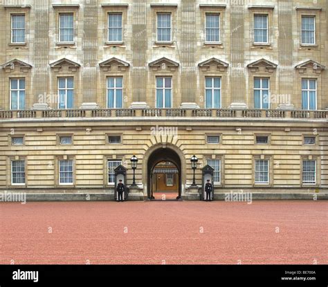 Buckingham Palace Guards Stock Photo Alamy