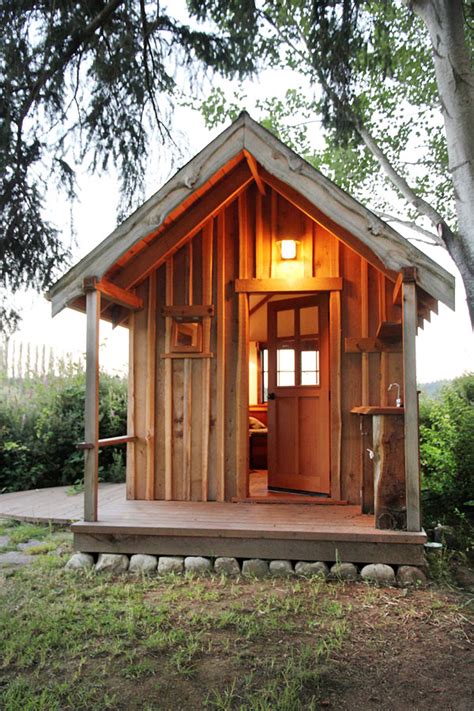 Small One Room Cabin Provides Stress Release