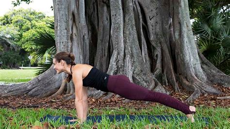 Una Secuencia De Yoga Para Atacar Las Fuentes Del Dolor De Espalda