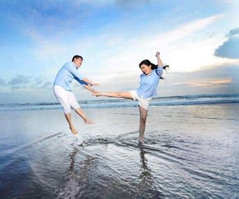 Prewedding di pantai tegal wangi bali yang romantis. Do you like beach? this is some prewedding photo ...