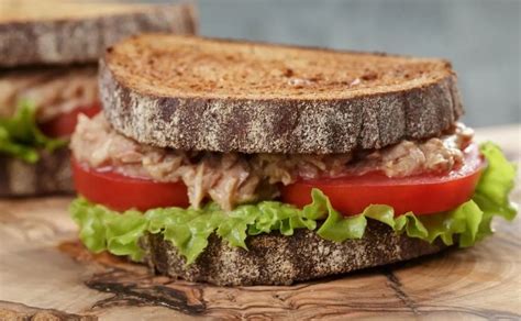 Cómo Hacer Un Sándwich De Atún Con Vegetales Receta Fácil
