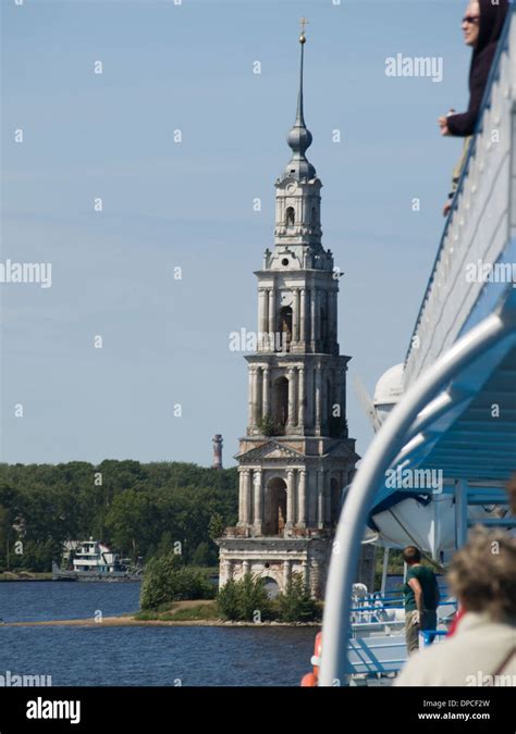 Der Glockenturm Kaljasiner Untergetaucht Reste Der Ansonsten Altstadt