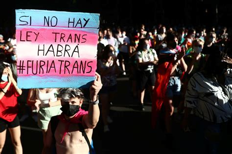 gobierno español aprueba la ley trans que permite la autodeterminación de género
