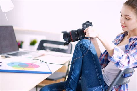 Weiblicher Fotograf Der Auf Dem Schreibtisch Mit Laptop Sitzt