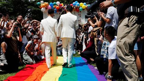 Hundreds Of Couples Tied The Knot To Celebrate The First Day Of Legal