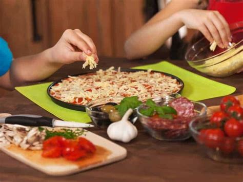 Zelf Pizza Maken Met Kinderen Van Toppings Beleggen Tot De Bodem HTKL Nl
