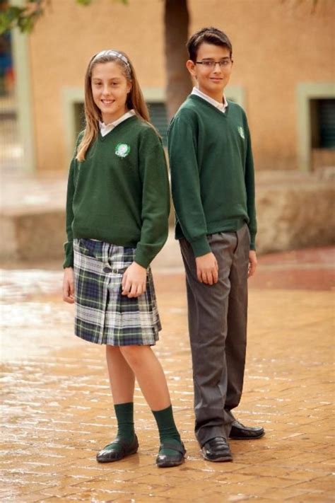 uniforme escolar el mío era azul con camisa blanca teníamos que usar boina azul y durante la