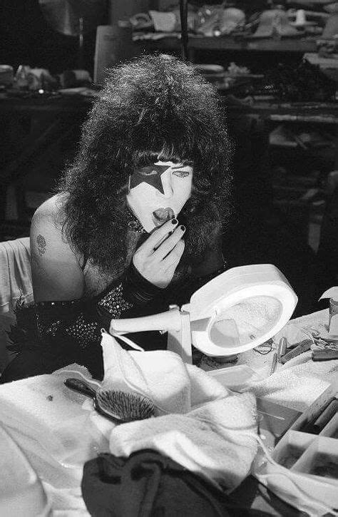 Paul Applying Makeup 💄 ️ ️ ️ With Images Kiss Band Vintage Kiss Paul Stanley