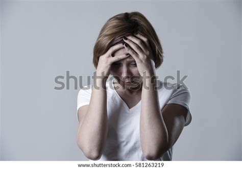 Young Devastated Depressed Woman Crying Sad 库存照片（立即编辑）581263219