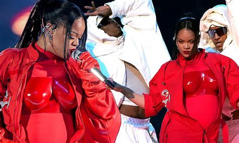 Rihanna S Super Bowl Backup Dancers Didn T Know She Was Pregnant