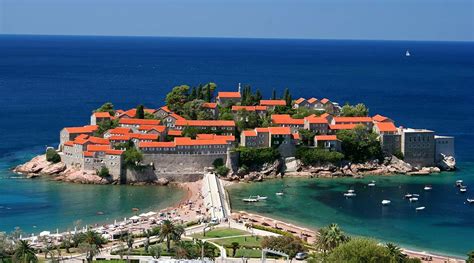 Budva old town on the budva riviera and nicola island seen from mogren beach. Sveti Stefan eiland - Ontdek Montenegro