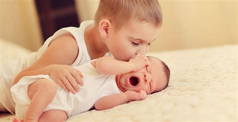 Un Nuevo Bebé En La Familia 15 Consejos útiles Para Ayudar Al Hermano