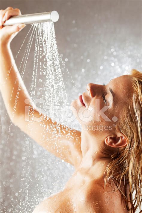 젊은 여자는 샤워 아래 목욕 스톡 사진 Freeimages