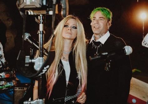 Avril Lavigne E Mod Sun Realizam Primeira Performance De Flames Na Tv Popline