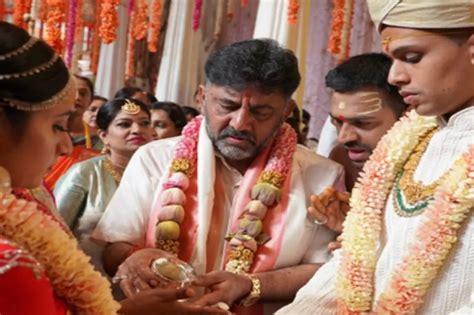 Bengaluru D K Shivakumar S Daughter Ties The Knot With S M Krishna S Grandson