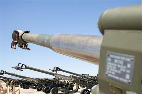 美军将m777轻型155毫米牵引式榴弹炮装上c 17运输机运往乌克兰！财经头条