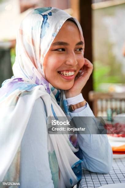 Seorang Gadis Dengan Hijab Tersenyum Dan Tertawa Foto Stok Unduh