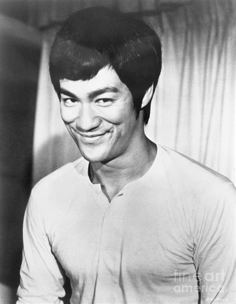 Bruce Lee Smiling By Bettmann