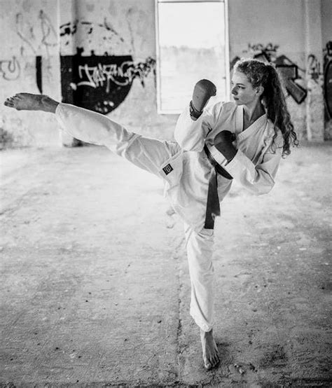 pin by august duwi on the pose of beauty👌👍 martial arts women women karate martial arts girl
