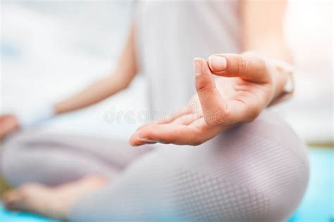 Manos De Mujer Y Meditaci N En Relax Para El Yoga Zen Y El Bienestar