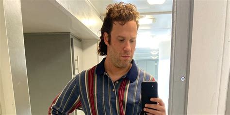 Seth Rogen Without A Beard Looks Way Different In Pam And Tommy Set Photos
