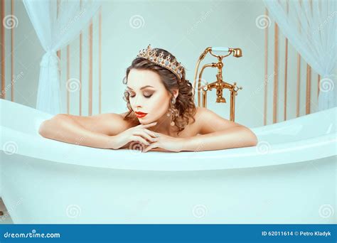 bella giovane donna nuda che si siede nel bagno costoso dei gioielli fotografia stock immagine