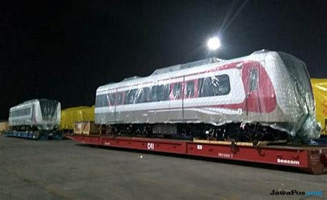 Tiga Rangkaian Lrv Untuk Lrt Jakarta Tiba Di Tanjung Priok Railway