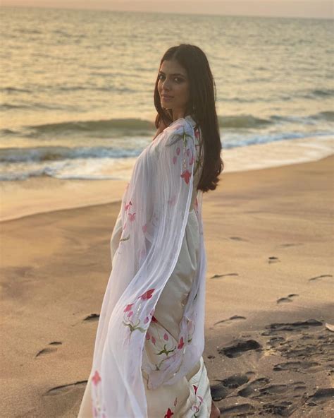 Actress Malavika Mohanan Stunning Beach Photo Viral Tamil News