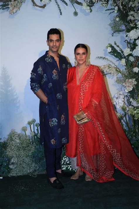 पति अंगद बेदी के साथ अर्पिता खान की ईद पार्टी में नेहा धूपिया ने की शिरक्त रेड एंड ग्रे प्लाजो