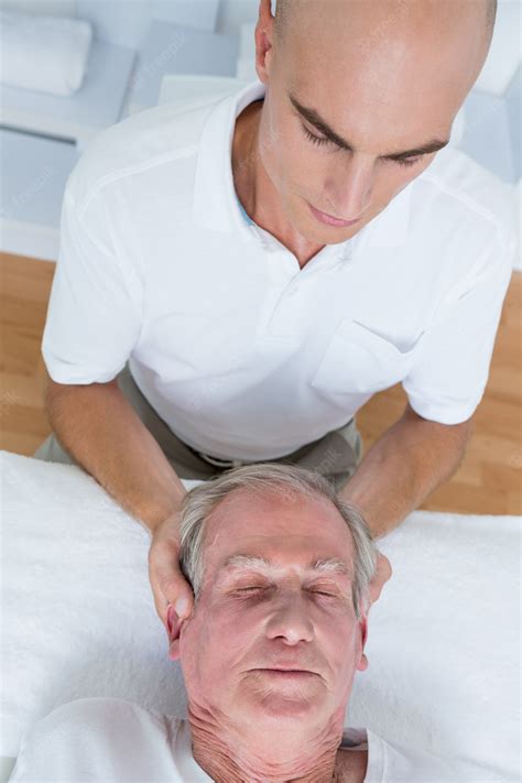 Premium Photo Man Receiving Neck Massage