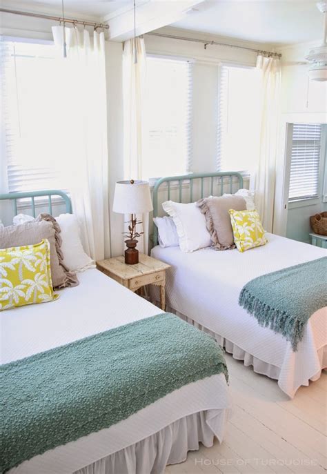 Twin Bed Bedroom Decorating Ideas Home Design Adivisor